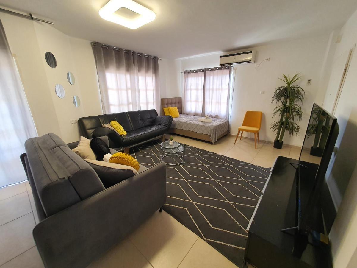 Barak Royal Suites 20 Garden Jacuzzi - ג'קוזי בחצר エイラート エクステリア 写真