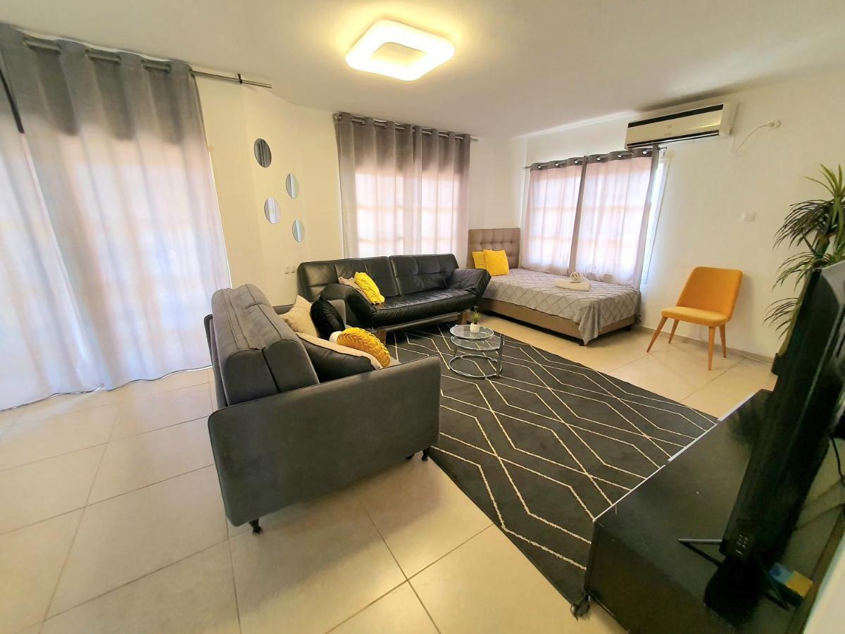 Barak Royal Suites 20 Garden Jacuzzi - ג'קוזי בחצר エイラート エクステリア 写真