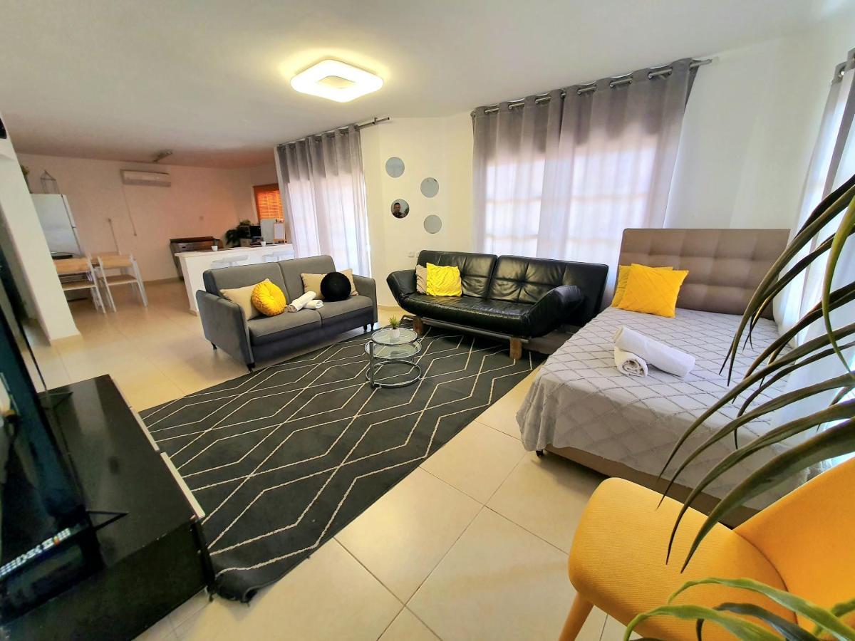 Barak Royal Suites 20 Garden Jacuzzi - ג'קוזי בחצר エイラート エクステリア 写真