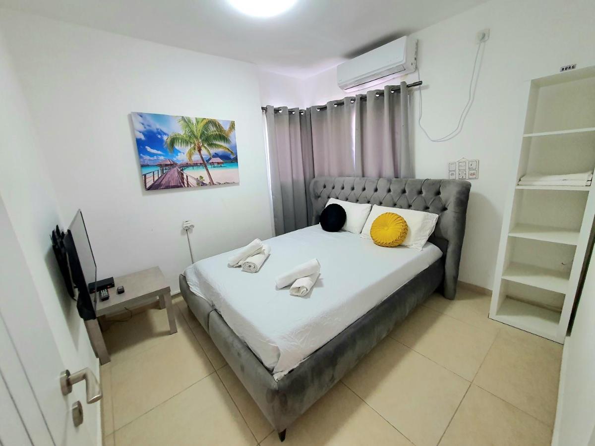 Barak Royal Suites 20 Garden Jacuzzi - ג'קוזי בחצר エイラート エクステリア 写真